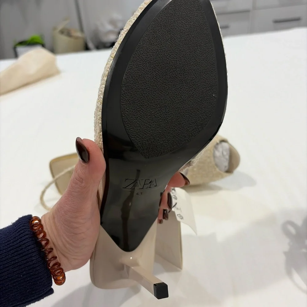 Zara Beige Tweed Peep-Toe Slingback Heels with Gold Trim - Picture 3 of 3